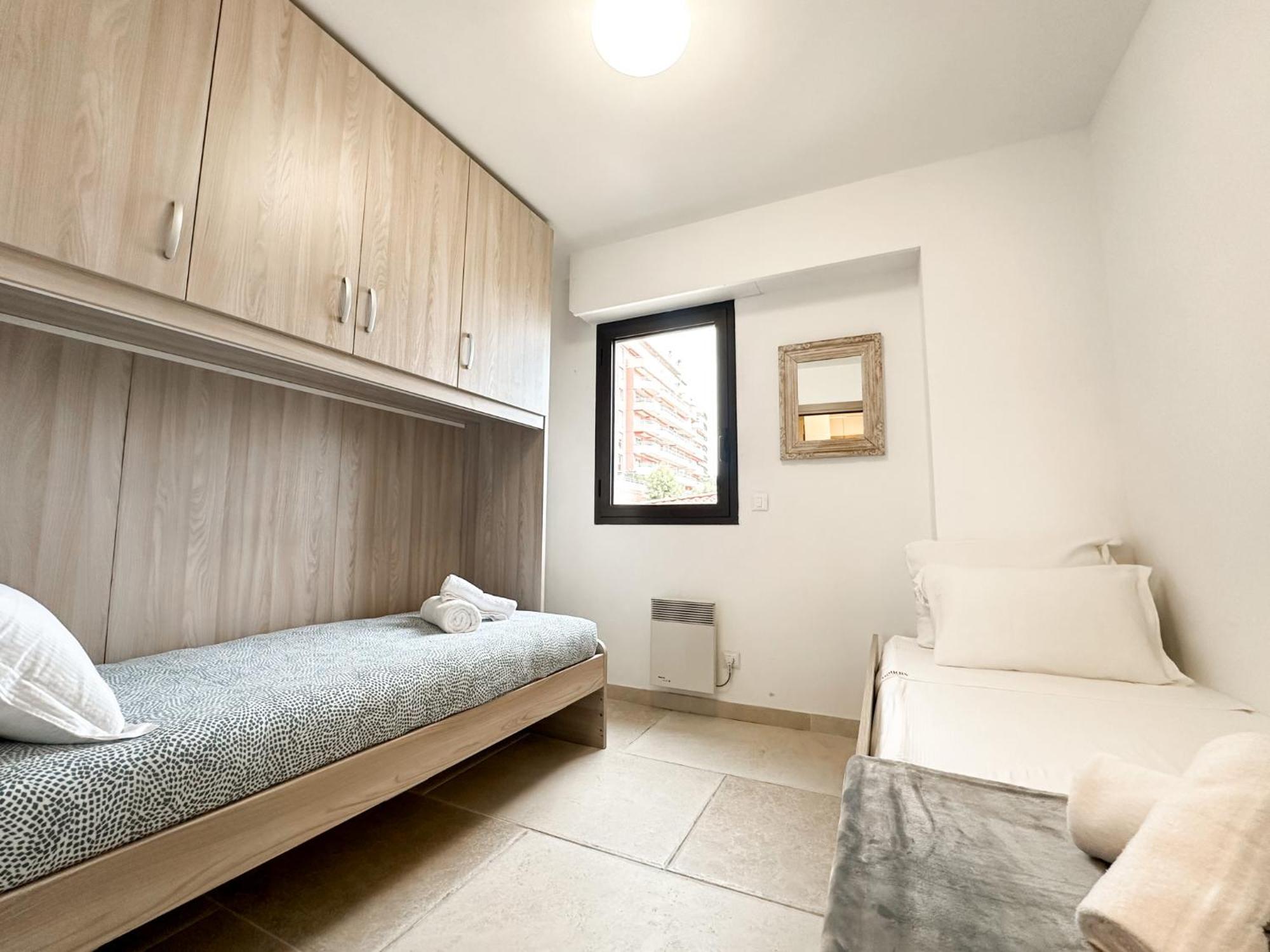 Luxurious 3 Rooms, Pool, Bnbrickeys Apartment *