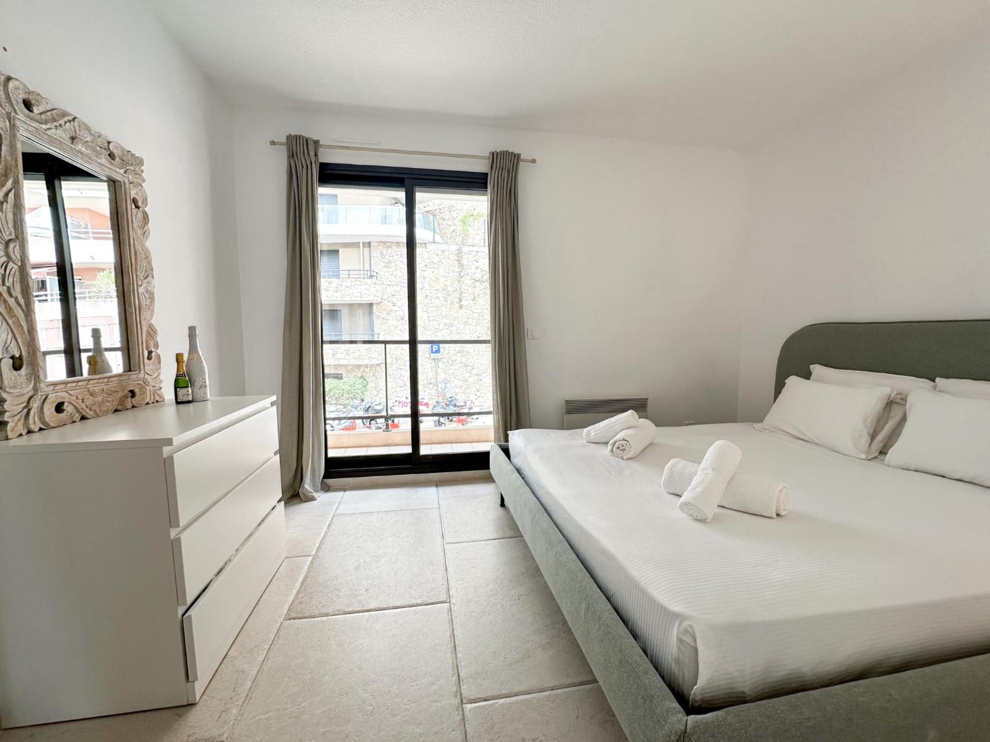 Luxurious 3 Rooms, Pool, Bnbrickeys *