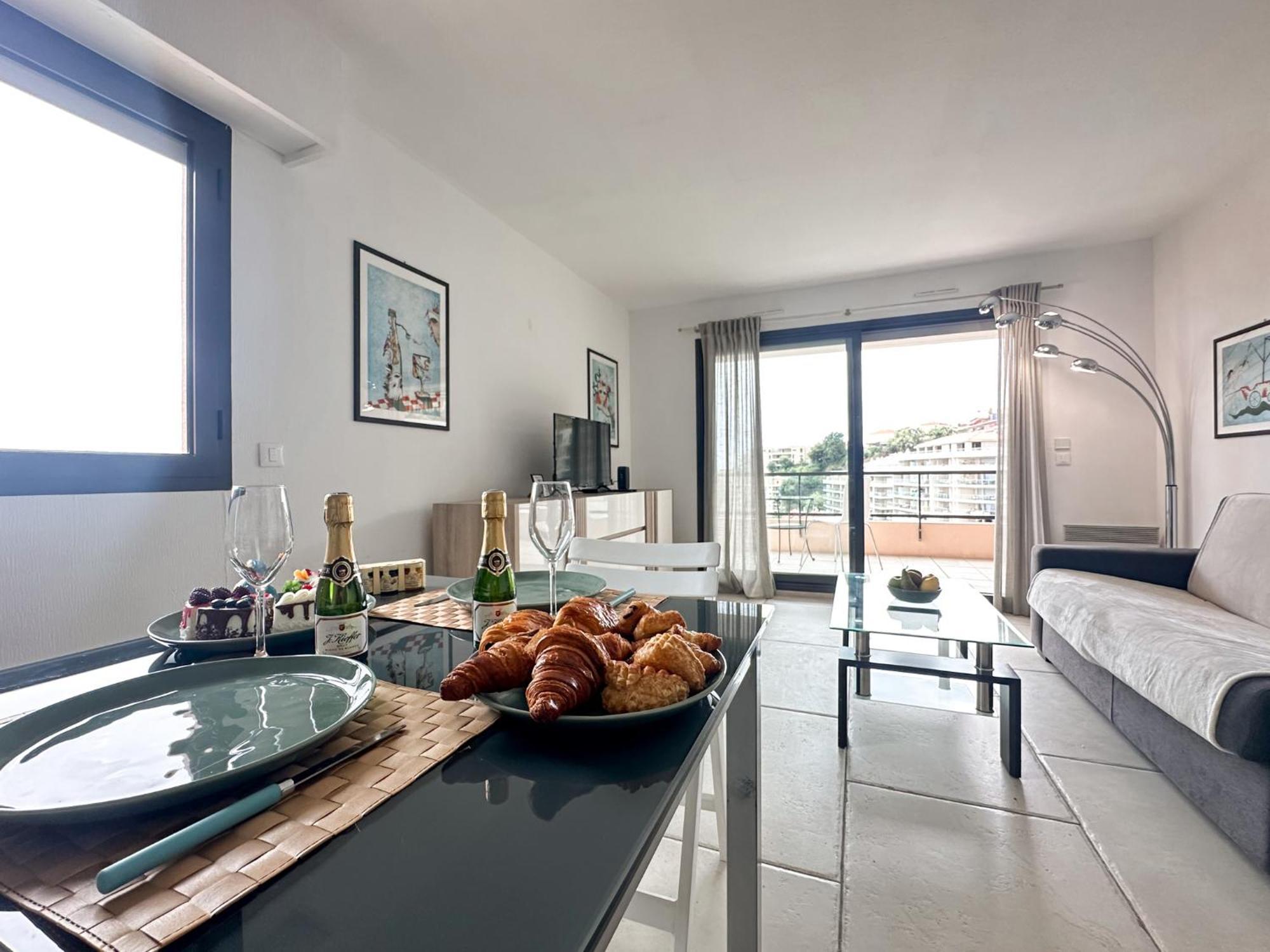 Luxurious 3 Rooms, Pool, Bnbrickeys