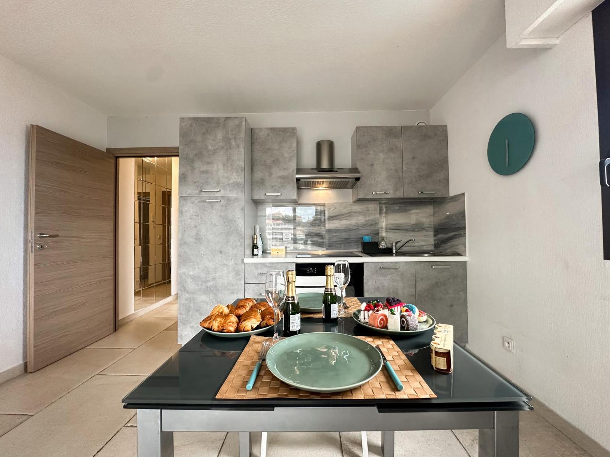 Luxurious 3 Rooms, Pool, Bnbrickeys *