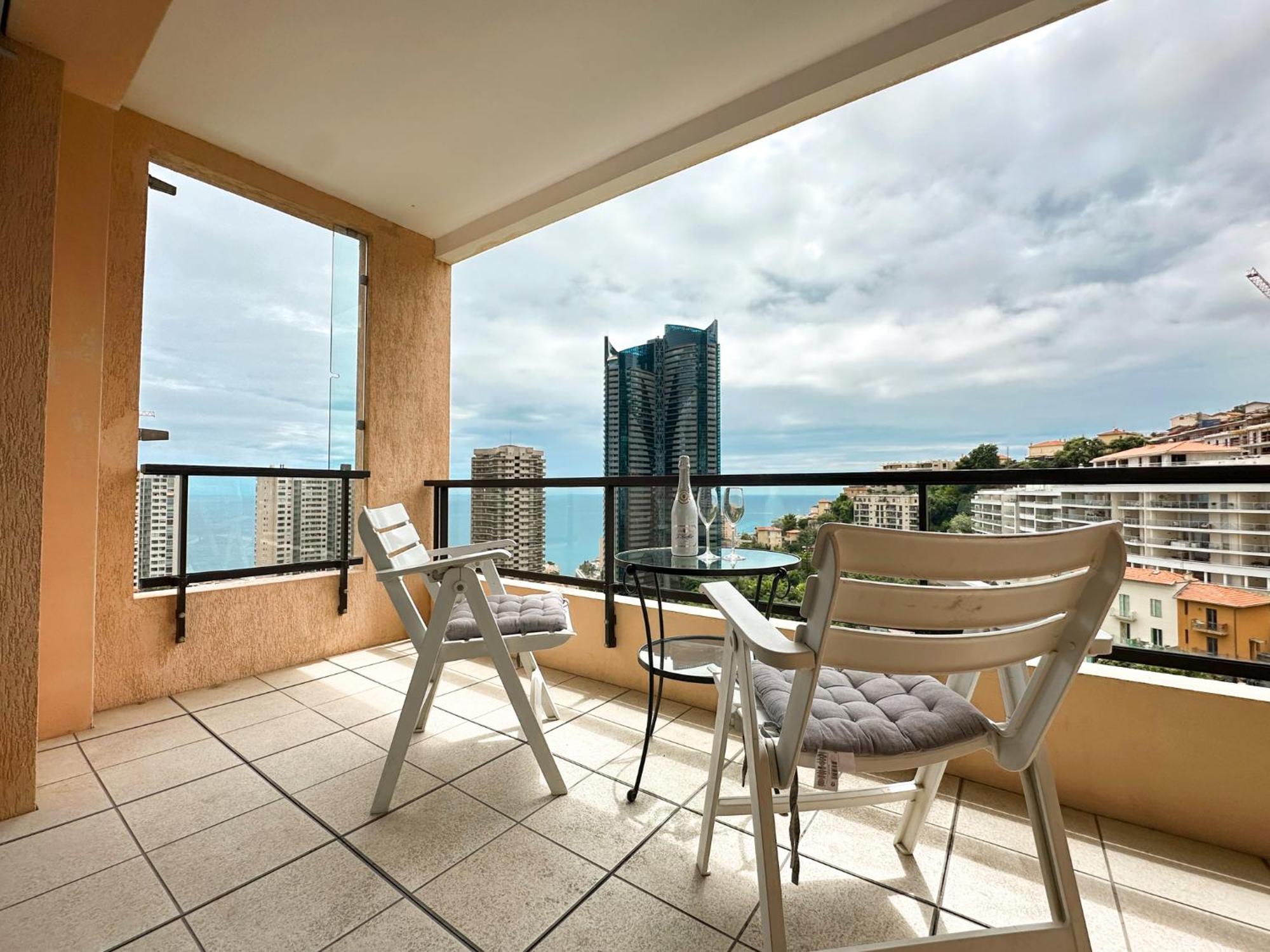Luxurious 3 Rooms, Pool, Bnbrickeys Apartment