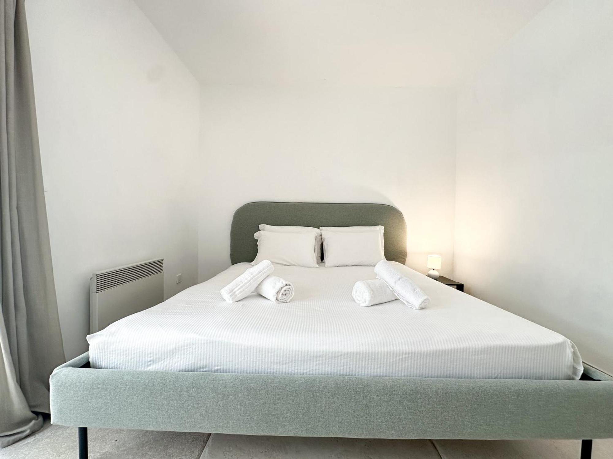 Luxurious 3 Rooms, Pool, Bnbrickeys Apartment *